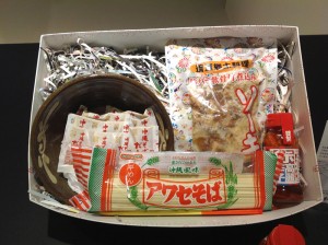 「そんなに沖縄が好きなら　これどうでしょう　やちむん（焼物）も入った、ソーキソバ丸ごとギフト」