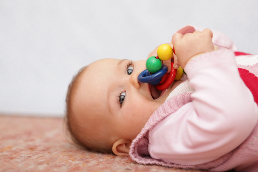 赤ちゃんの感覚を刺激するおもちゃの壁 アクティビィティウォール インスピ