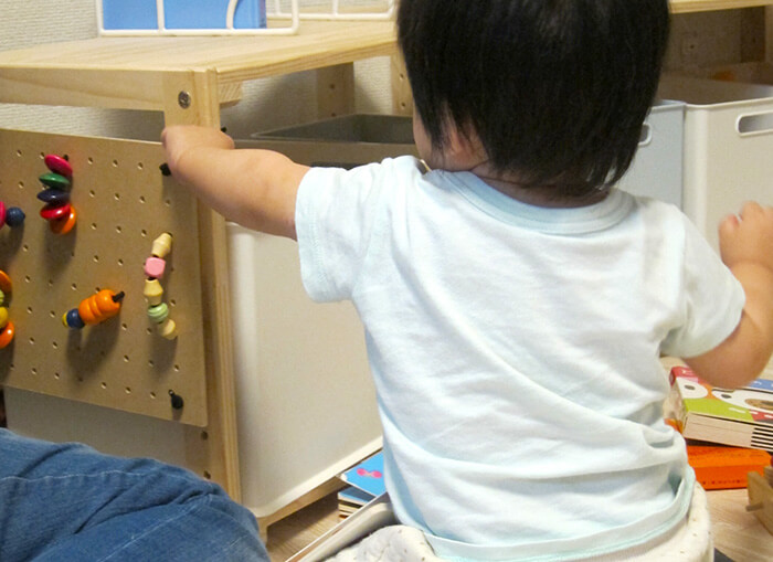 100円グッズで作る赤ちゃん玩具 つかんで遊ぶアクティビティボード インスピ